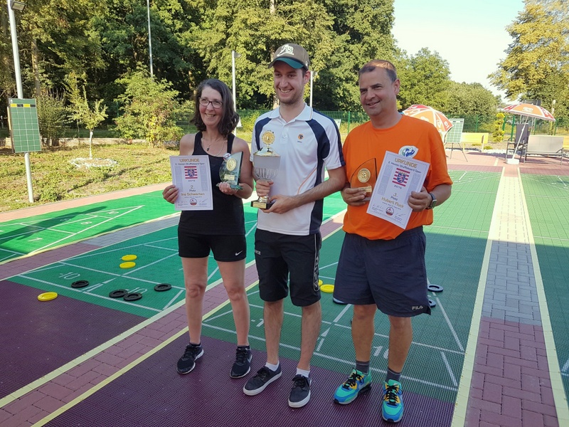 Die glücklichen Gewinner: Ina Schwarten (2.), Torben Hußmann (1.), Hubert Fluck (3.)